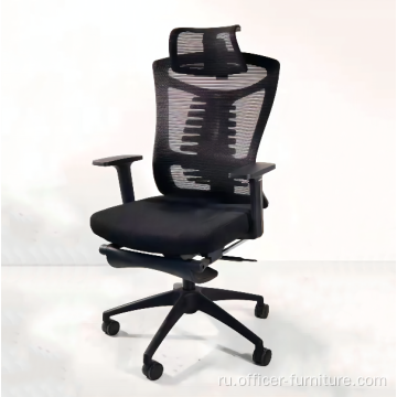 Удобное регулируемое кресло в офисе на спинке